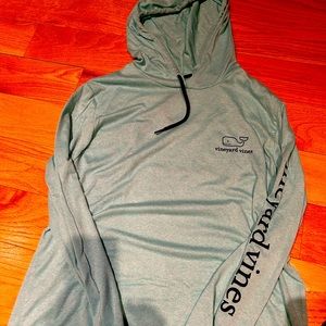 Vineyard vines green size small long sleeved hooded T-shirt